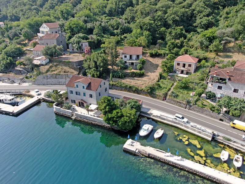 Kuca na obali mora Kostanjica Boka Kotorska