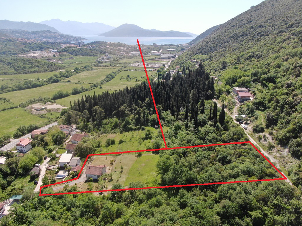 Sutorina porodicna kuca sa urbanizovanim zemljistem za gradnju